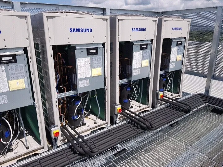 Condensadoras VRF em instalação comercial atendida pela Air Clean