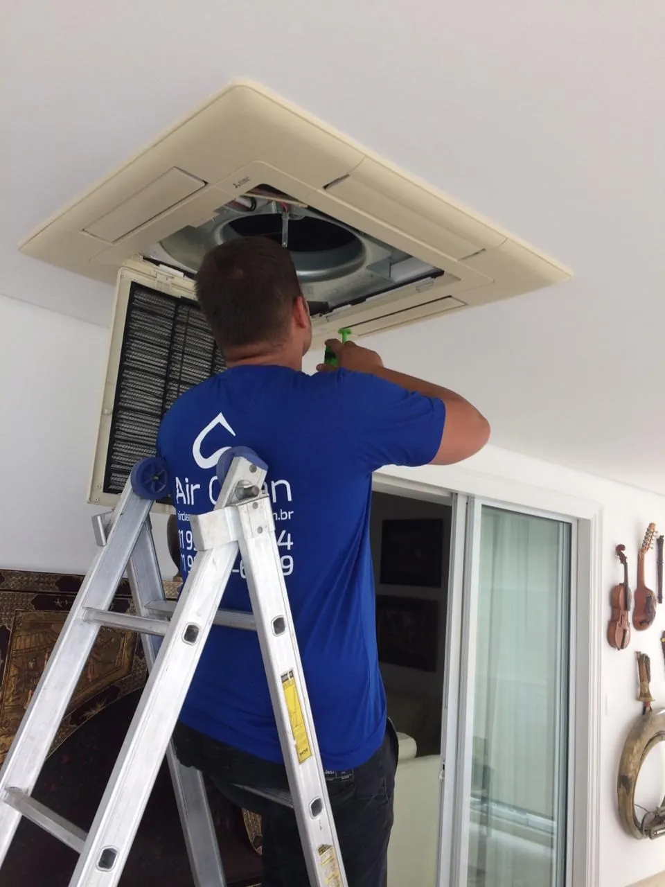 Técnico da Air Clean em manutenção de ar-condicionado cassete