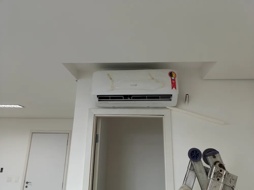 Split instalado em sala comercial — Air Clean
