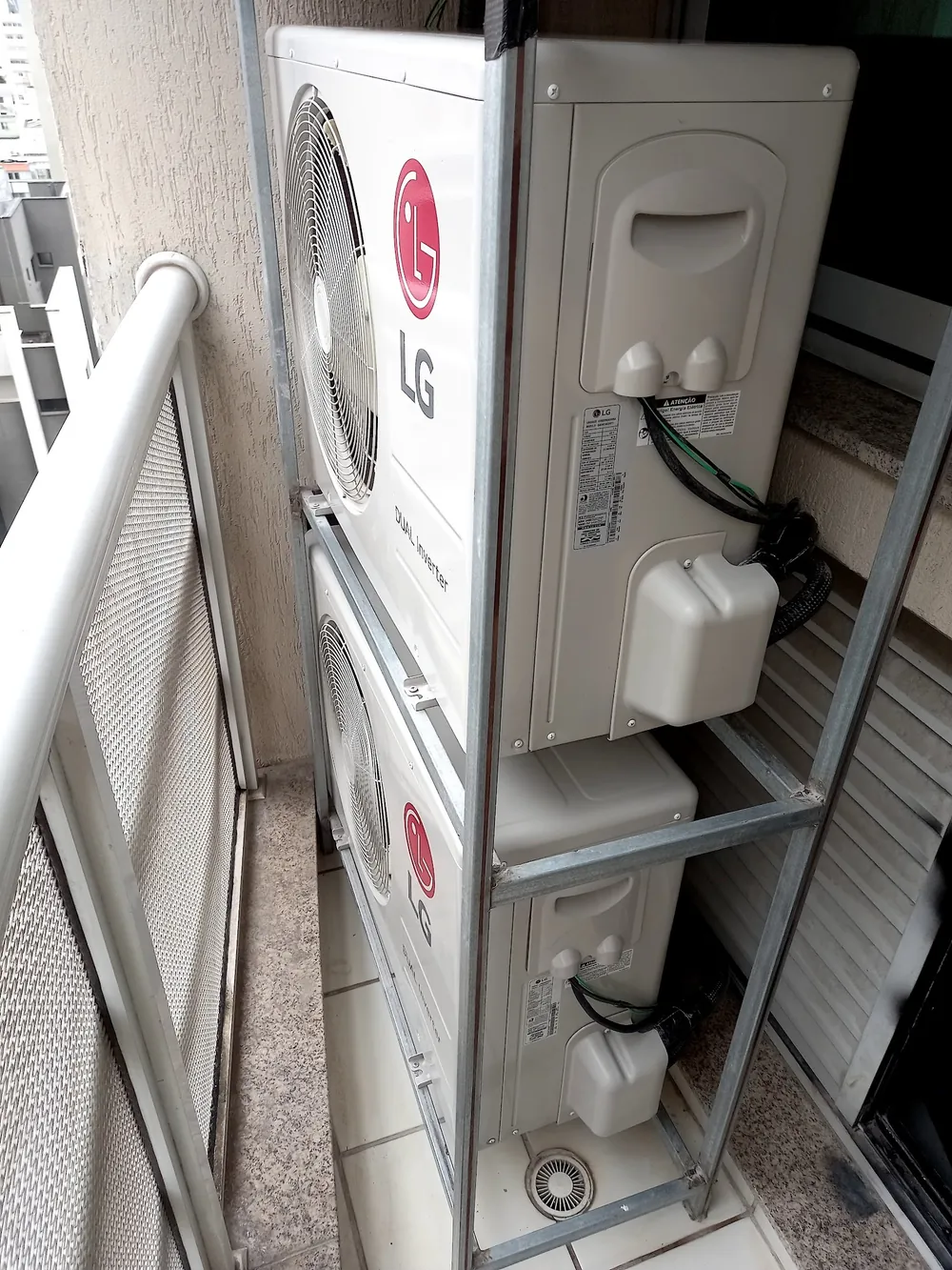 Condensadoras instaladas em suporte na sacada — Air Clean