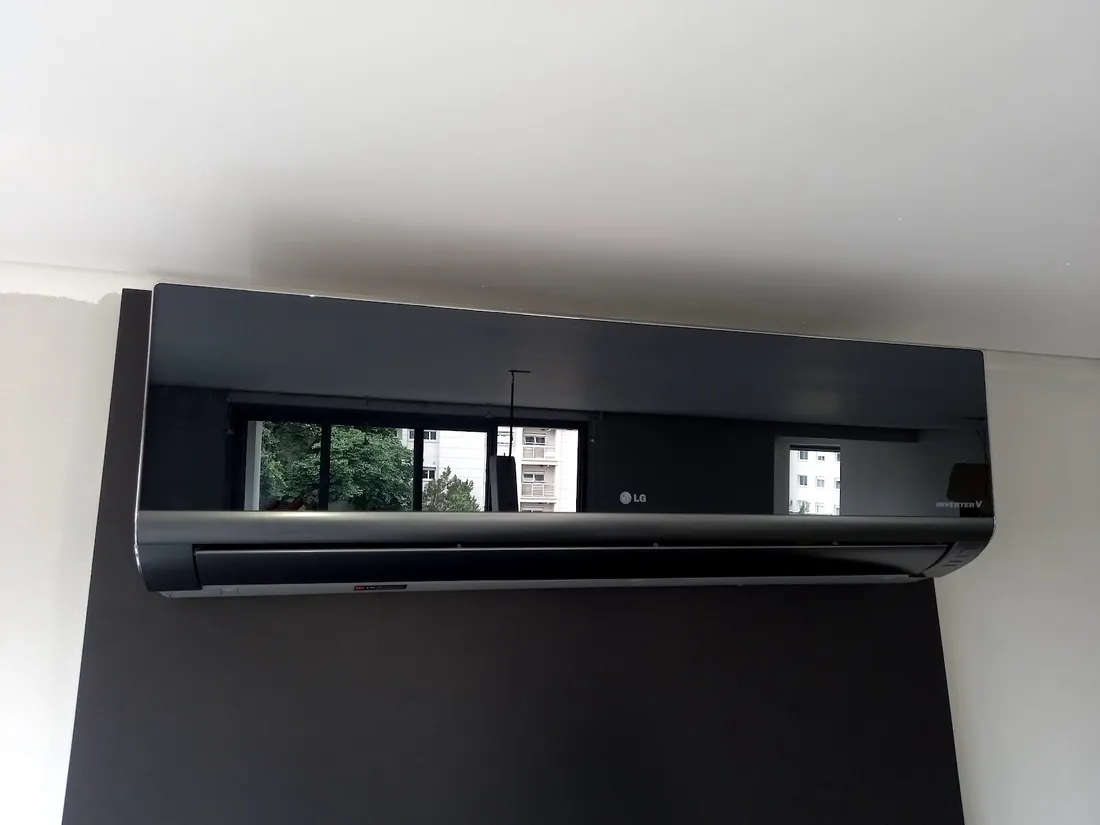 Ar-condicionado split preto instalado em ambiente residencial